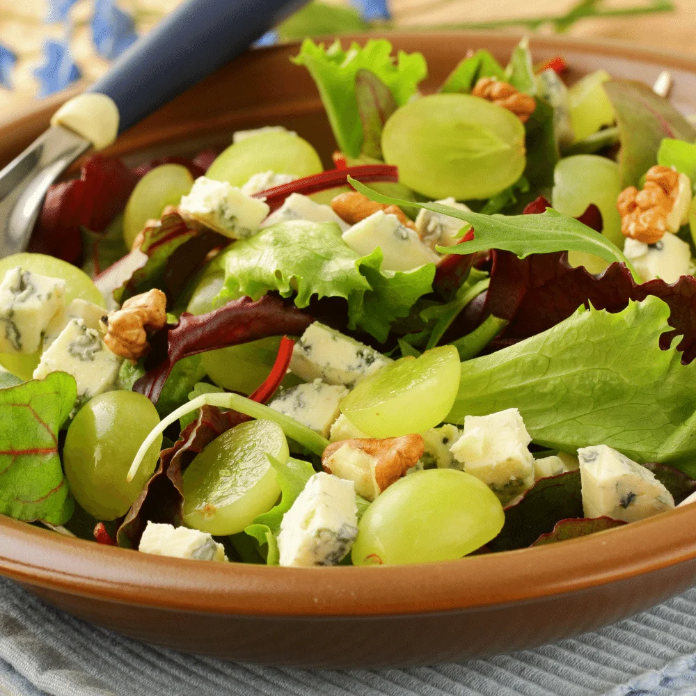 Salad with grapes and walnuts