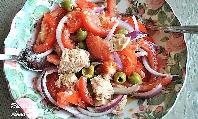 Tuna Salad with Tomato and Onion