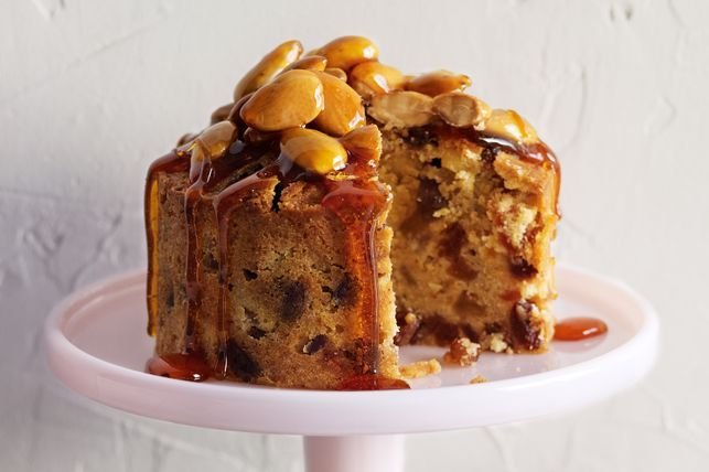 Fruit cakes with caramel and almond topping