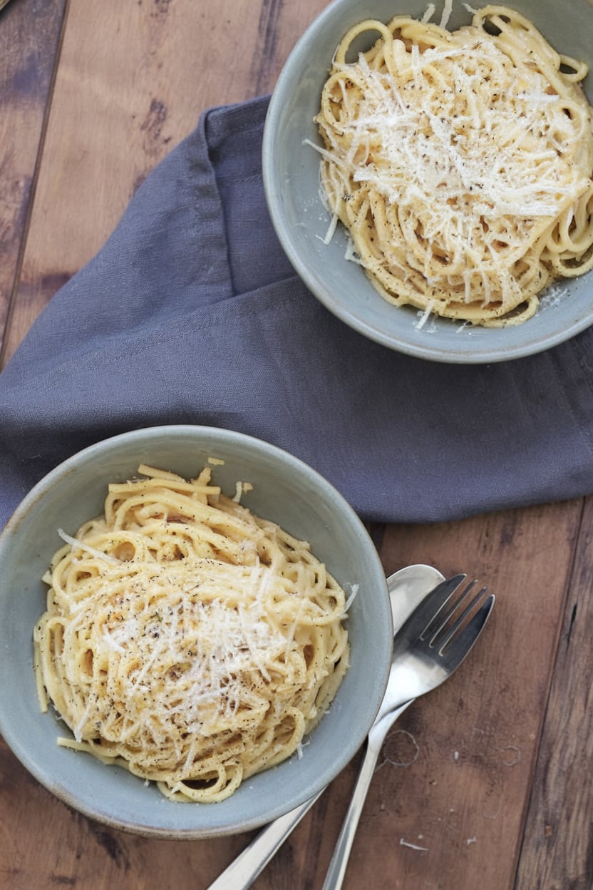 15 Minute Easy Garlic Pasta