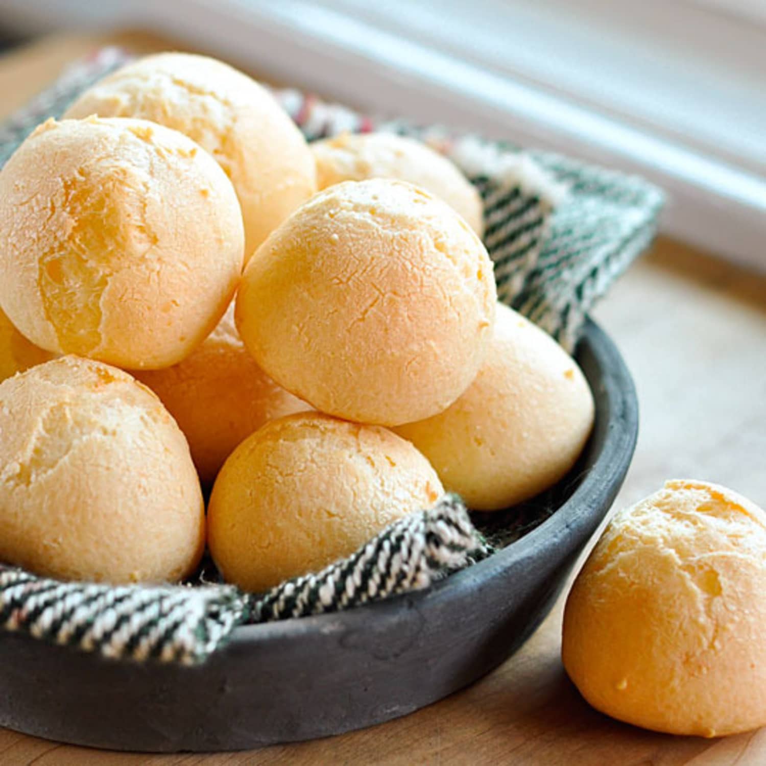 P&atilde;o de Queijo (Brazilian Cheese Bread)