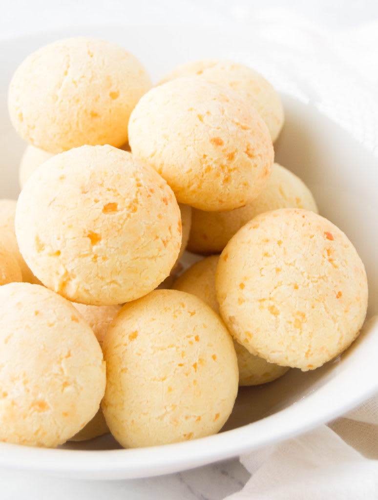 P&atilde;o de Queijo (Brazilian Cheese Bread)