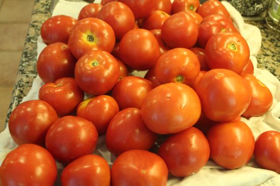 a raw tomato arrangement with 25 tomatoes