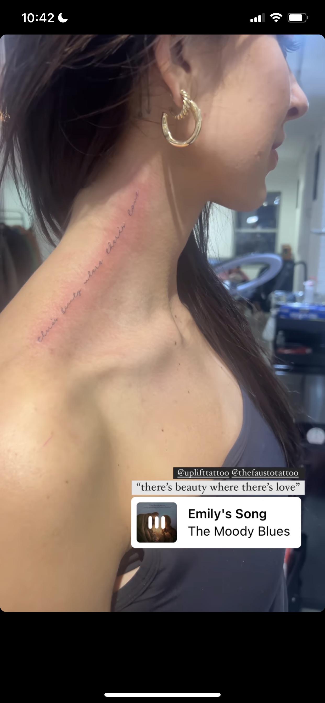Delicate script flows down the neck like whispered poetry, creating an intimate canvas for meaningful words. The fine line work and elegant placement along the side of the neck transforms this tattoo into wearable literature ✨ Perfect for those who want their ink to feel like a secret love letter written on skin.