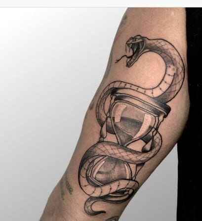A snake and hourglass that feels like a threat