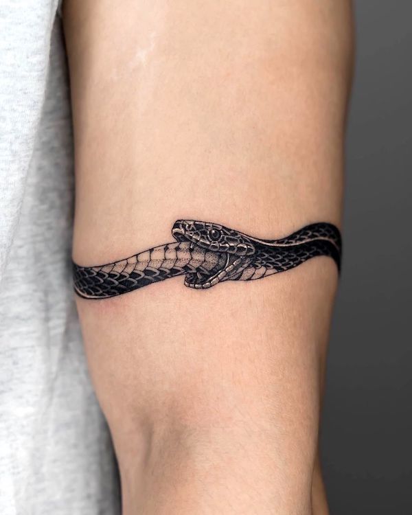 A ouroboros that turns into a perfect bracelet