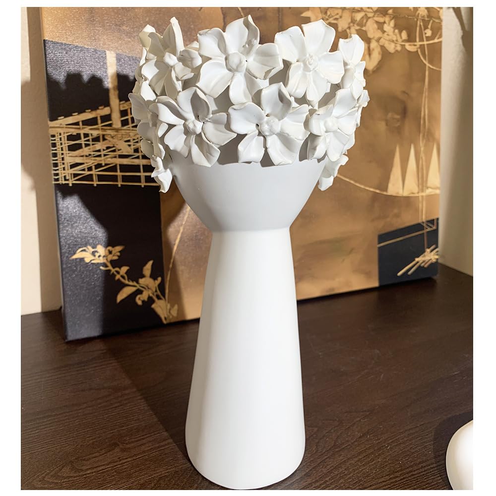 A sculptural vase that works even without flowers