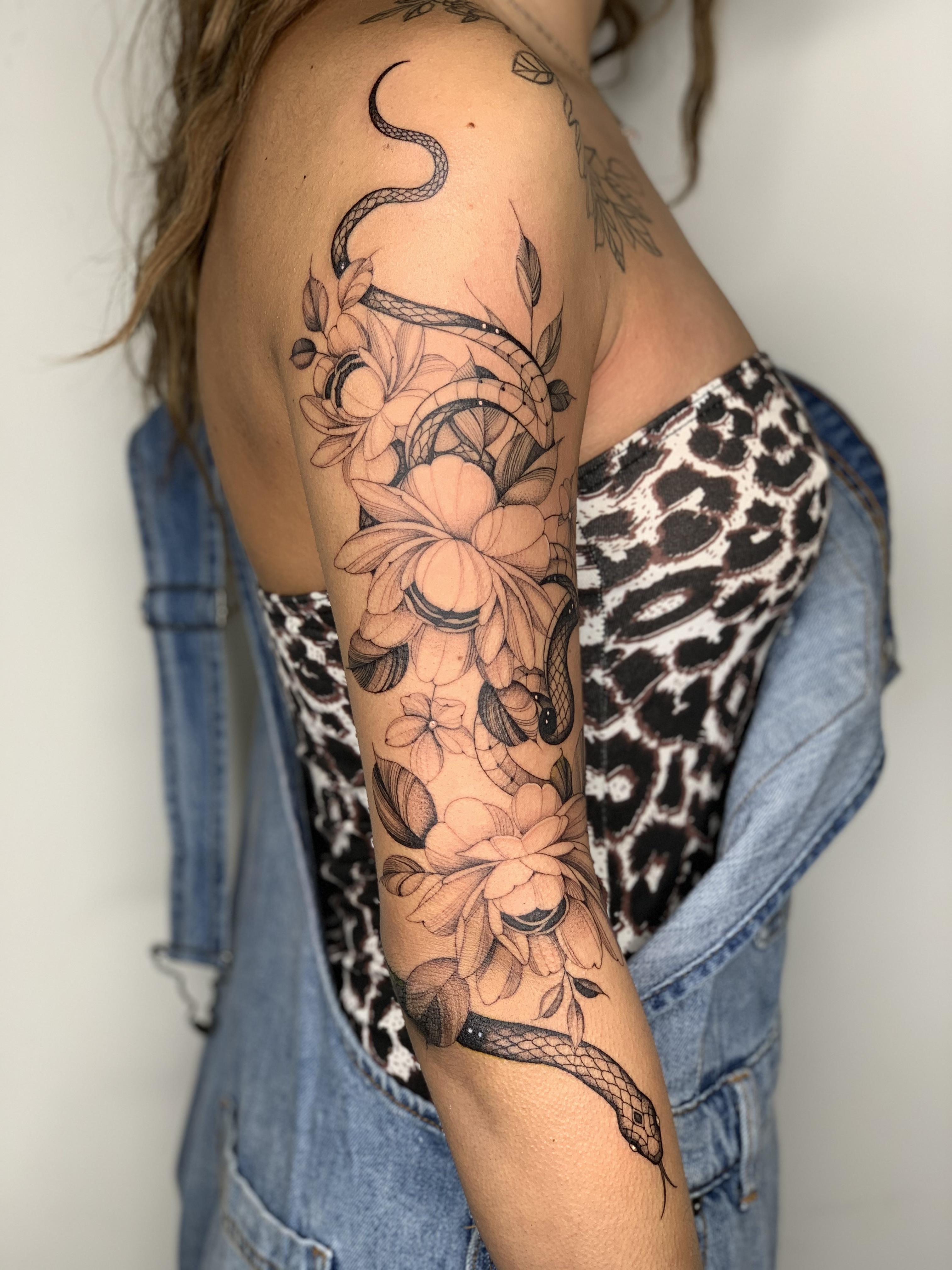 A snake and peony that looks expensive