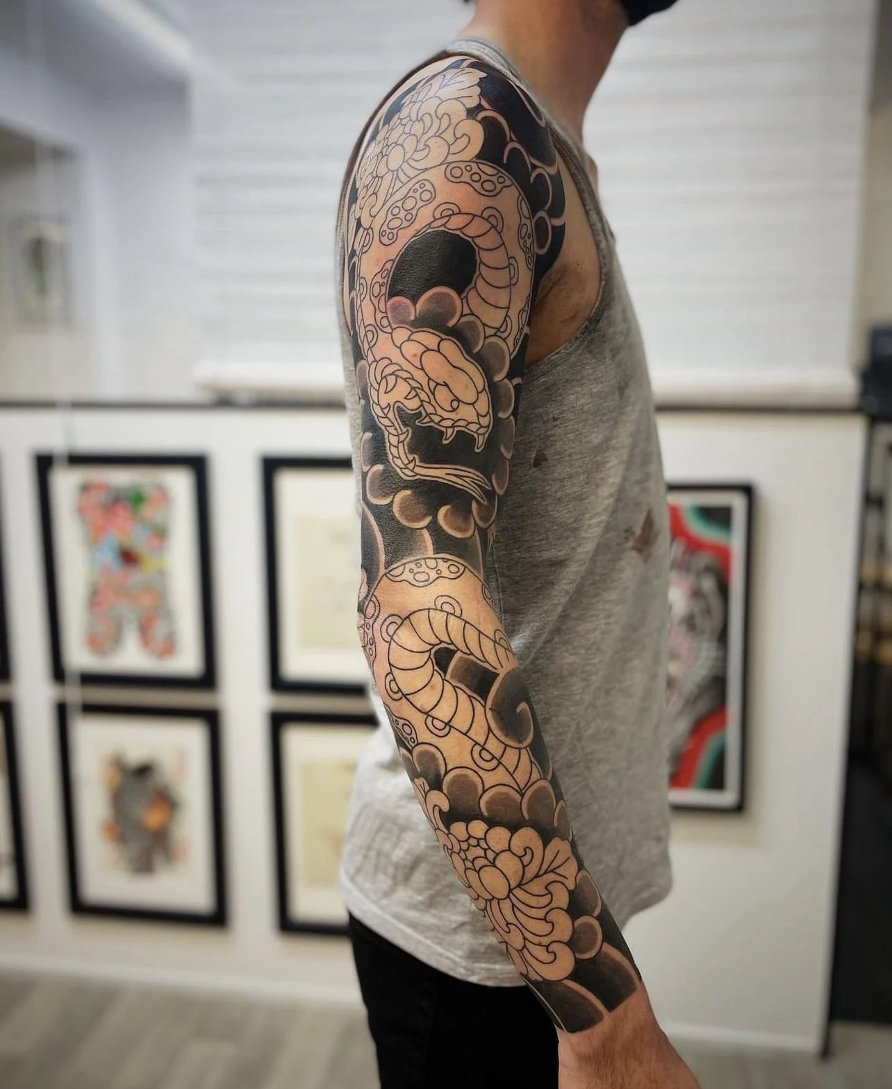 Snake and chrysanthemum that screams confidence