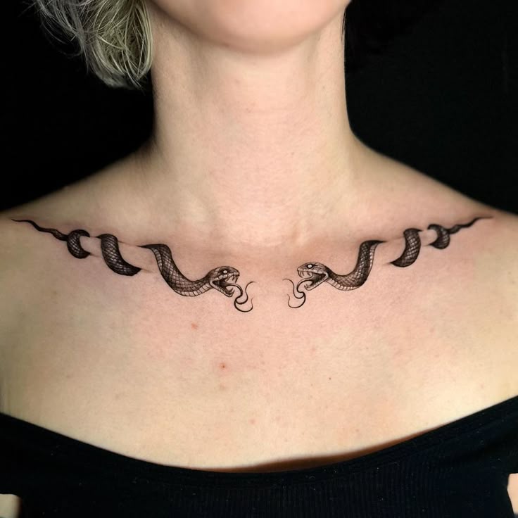 A collarbone snake that frames your neckline
