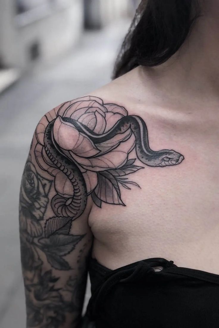 A shoulder snake that looks like it’s perched