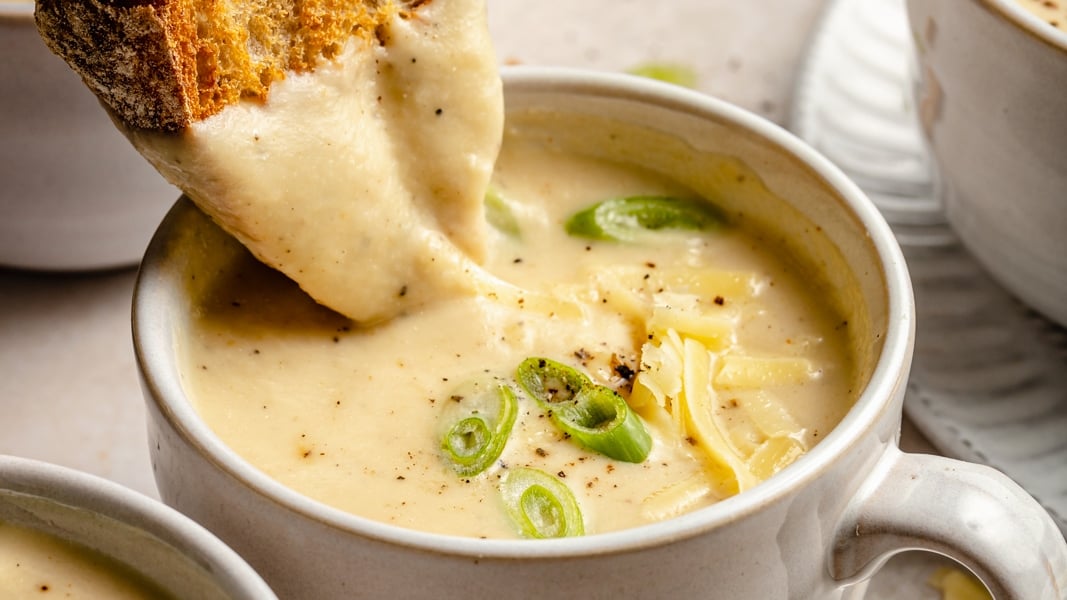 Roasted Cauliflower Cheddar Soup